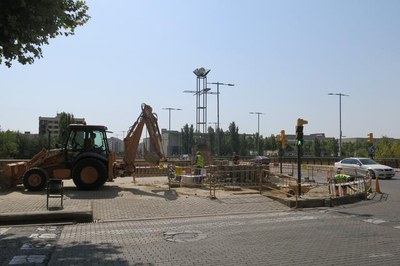 Fotografia de l'arranjament de la vorera a l'Avinguda Madrid, que es trobava enfonsada.