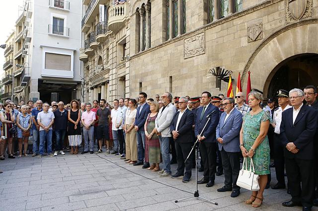 Lleida ha decretat tres dies de dol amb motiu dels atemptats produïts a Catalunya. Durant aquests tres dies les banderes oficials a la Paeria onejaran a  mig pal