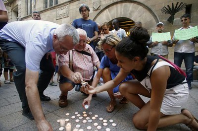L’alcaldessa accidental, Montse Mínguez, a la concentració a la plaça de la Paeria, en què s'ha llegit un manifest per la pau.