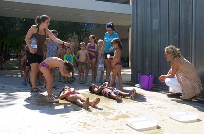 L’alcaldessa accidental, Montse Mínguez, ha saludat els nois i les noies que participen en el programa municipal Estiu de Joc, als centres del Parc d….