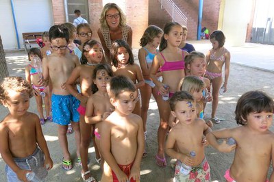 Montse Mínguez, amb els participants del segon torn d’agost d’Estiu de Joc, que han compartit aquest dimecres una trobada d’escoles al Joc de la Bola….