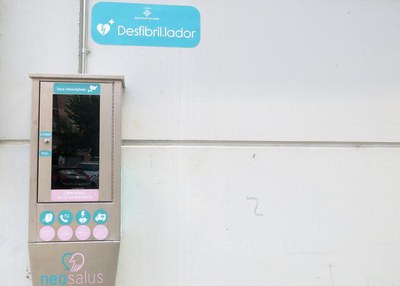 Els desfibril·lador instal·lat a l'exterior del Camp d'Esports.