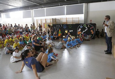 L'alcalde accidental, Fèlix Larrosa, ha participat en la cloenda d'Estiu de Joc a l'Escola La Mitjana.