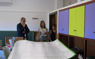 L'actuació ha inclòs pintar les aules del centre.