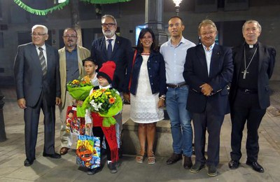 Foto de família davant la històrica font de la plaça de l'Ereta.