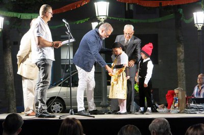 Imposició de la banda i la faixa a la pubilla i l'hereu del barri.