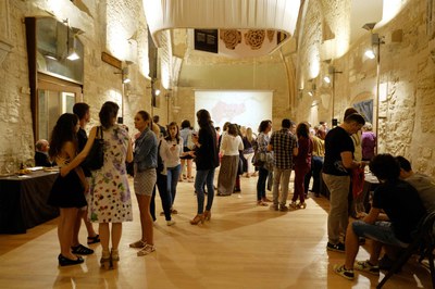 El temps ha aconsellat aquesta vegada fer el tast en la sala noble del Castell del Rei.