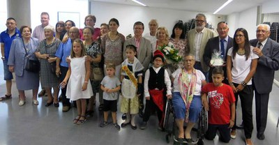 Foto de família dels assistents a l'acte amb els homenatjats.