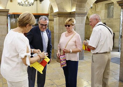 El paer en cap i la tinenta d’alcalde Montse Parra han lliurat la bandera catalana als nombrosos ciutadans que aquest matí s’han atansat al Palau de ….