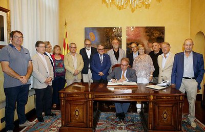 Prèviament a la conferència, Josep Cuní ha signat en el llibre d'Honor de la ciutat..