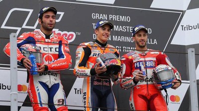Marc al podi flanquejat per Petrucci i Dovicioso.