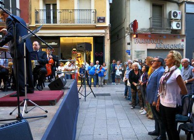 El Cant de la Senyera ha posat dempeus als assistents al concert.