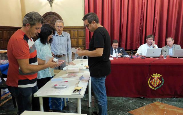 Els membres de les diferents taules han obert les urnes davant el secretari municipal