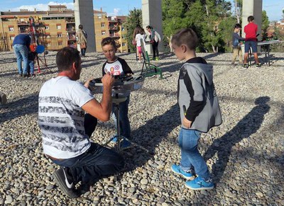 Els nens i nenes han pogut gaudir amb els tallers i jocs instal·lats a l'esplanada del Museu.