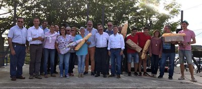 Foto de família dels guanyadors del concurs de paelles i els organitzadors.
