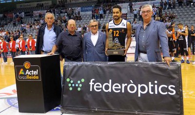 L'alcalde, el president de l'Actel Lleida i els representants de Federòptics amb el capità del conjunt lleidatà.