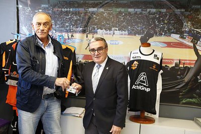 L’alcalde de Lleida, Àngel Ros, ha recollit aquesta tarda el carnet de soci del Força Lleida de la mà del president del club, Félix González.