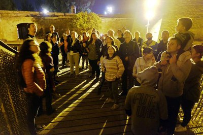 Els participants es divideixen en dos grups per poder atendre millor a les explicacions del guia.