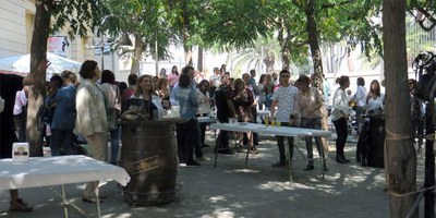 La Fecoll ha organitzat un vermut popular davant el seu estatge social.