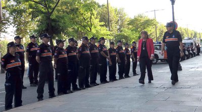 La regidora delegada de Seguretat Ciutadana, Sara Mestres, passa revista als voluntaris.