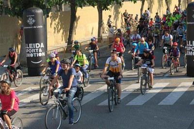 El tinent d'alcalde Fèlix Larrosa ha pres part en la Pedalada Popular.
