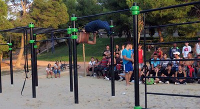 El tinent d'alcalde Larrosa també ha saludat els participants del campionat Warriors d'Street Workout de Lleida, al Parc de Santa Cecília.