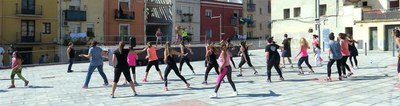La zumba s'ha apropiat per unes hores de la plaça del Dipòsit.