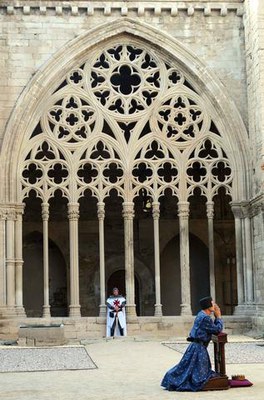 El rei d'Aragó, pare de Peronella, orant al Claustre.
