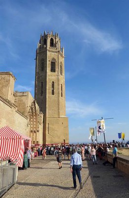 Un mercat medieval s'ha instal·lat a l'esplanada de la Porta dels Apòstols.