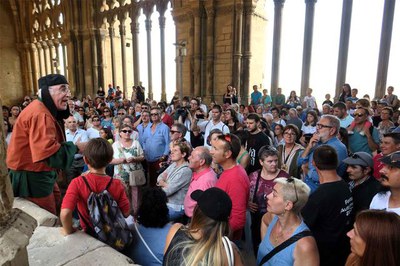 Un narrador ha anat guiant els assistents pel claustre, fins a dins del temple.