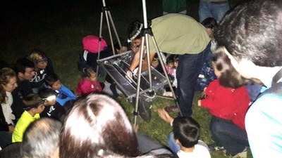 Molts nens i nenes, amb els seus pares, han participat en la Batnight.