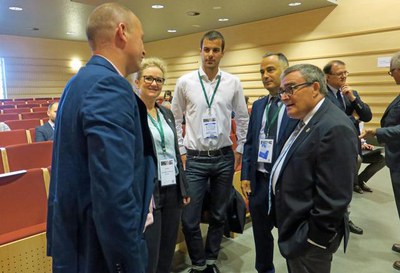 L'alcalde, Àngel Ros, i el director de FEMAC, Enric Pedrós, conversant amb alguns dels ponents del PIC Meeting 2017.