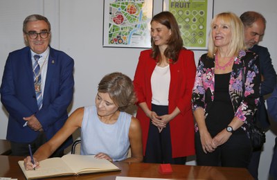 Abans de l'acte inaugural, l'alcalde ha acompanyat a la ministra a firmar el Llibre d'Honor de la Fira..