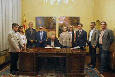 Santi Lapeira ha signat al llibre d'honor de la ciutat..