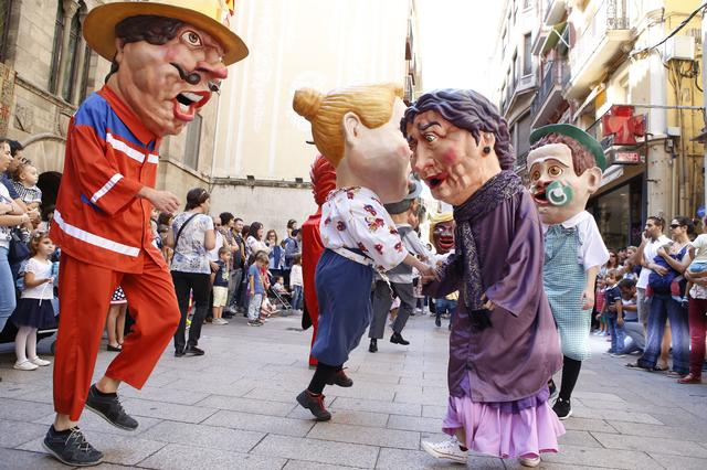 Balls, danses i música en la cercavila que ha aplegat centenars de nens i nenes