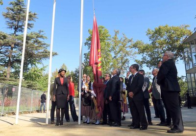 Hissada de bandera a l'entrada del recinte firal.