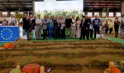 La junta de la FAV s'ha fet la fotografia de família a l'estand de l'Ajuntament de Lleida.