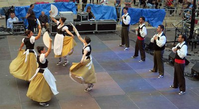 El tinent d'alcalde Joan Gómez ha lliurat un obsequi als esbarts participants en nom de l'Ajuntament.