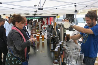 Una de les parades amb cerveses artesanes que hi ha avui al Centre Històric..