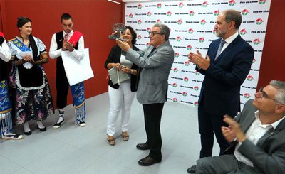 La presidenta Invernon ha lliurat a l'alcalde Ros una reproducció del primer premi d'artesania del Consell.