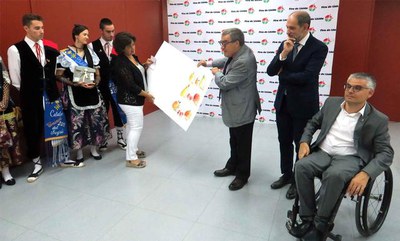 L'alcalde Ros ha lliurat a la presidenta del Segrià la litografia de Perico Pastor dedicada a la 63 edició de Sant Miquel.