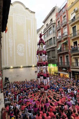 Els Castellers de Lleida han descarregat el 4 de 8..