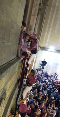 L'alcalde de Lleida ha recollit el pilar al balcó dels Castellers de Lleida..