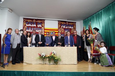 Foto de familia dels assistents al pregó de les Festes del Pilar de la Casa de Aragón..