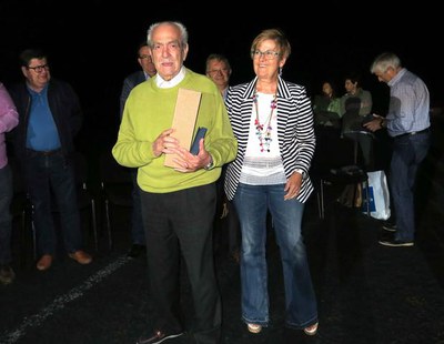 La regidora d'Esport ha lliurat un regal al primer president del club, fundat ara fa 65 anys.