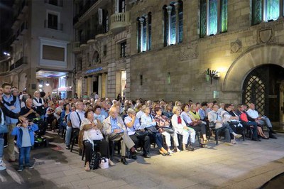El públic ha omplert la plaça Paeria en el primer dels concerts del festival.