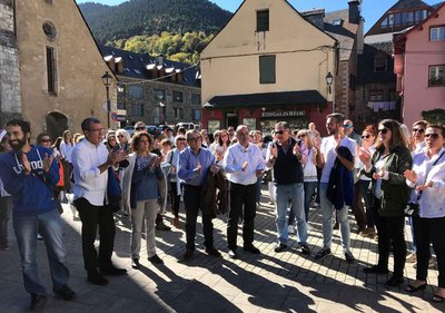 El paer en cap, Àngel Ros, amb els alcaldes de Vielha, Bausen, Bossòst i el diputat Boya, a la concentració de la capital de l'Aran.