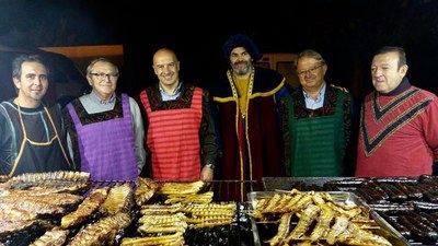 Representants polítics i veïnals han participat en un sopar medieval.