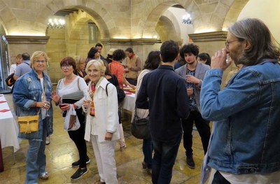 La tinent d'alcalde Montse Parra i la directora de la Coral Shalom, Mari Carme Valls, a la recepció que s'ha fet al Pati de la Paeria.