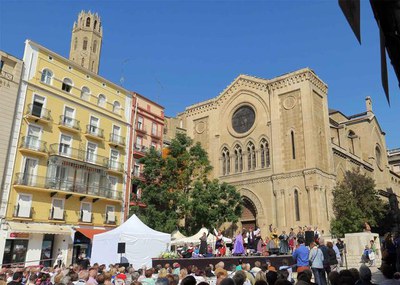 La plaça Sant Joan ha acollit el festival de jotes.